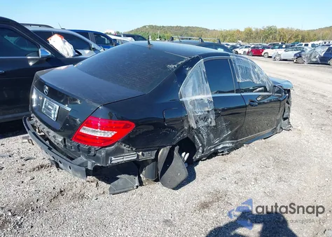 2013 Mercedes-Benz C 250 Luxury/Sport z USA, uszkodzony, nr VIN WDDGF4HB2DR266458